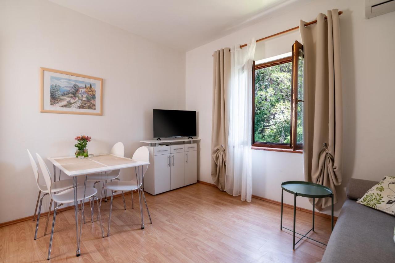 Apartments Rozelyn Уґлян Екстер'єр фото