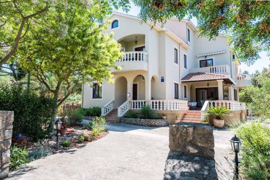 Apartments Rozelyn Уґлян Екстер'єр фото