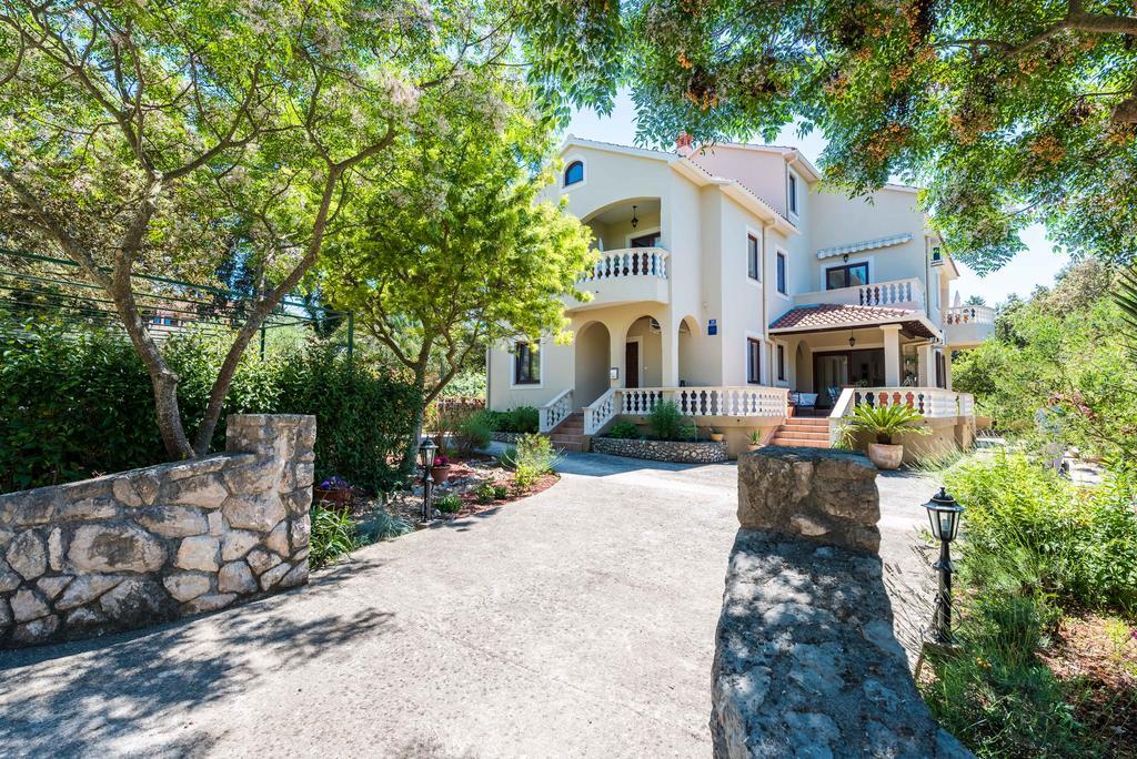 Apartments Rozelyn Уґлян Екстер'єр фото